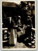 Drei Frauen in Tessiner Tracht bei der Weinlese Fotograf Steinemann Tracht Schweiz Gebrauchsspuren