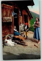 Bauerfrau mit Kindern und Hund beim Holzen