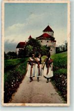 9490 Vaduz Foto AK Schloss Tracht Frauen Kleid