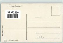 Junger Mann mit Schirm und Pfeife im Wald sitzend