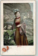 Trachtenfrau vor Kapelle