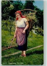 Trachtenfrau bei der Arbeit