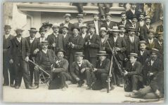 1909 Foto AK Schützen mit Gewehre Gruppenfoto