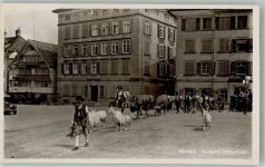 9043 Trogen Foto AK Ziege Kühe Tracht Dorfplatz Alpaufzug Auto