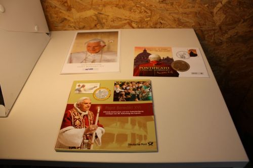 Papst Benedikt 2 Numisbriefe + 1 Folder