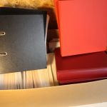 Karton mit Ersttagsblättern Bund inkl. 2 Alben + 5 Alben leer (mit Hüllen)