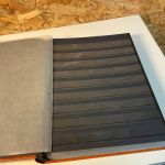 2 Einsteckbücher braun mit 60 schwarzen Seiten (mit Mängeln)