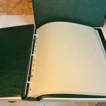 2 Leuchtturm Drehstabbinder + Schuber grün mit Aufdruck Schweiz