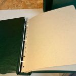 2 Leuchtturm Drehstabbinder + Schuber grün mit Aufdruck Schweiz