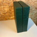 2 Leuchtturm Drehstabbinder + Schuber grün mit Aufdruck Schweiz