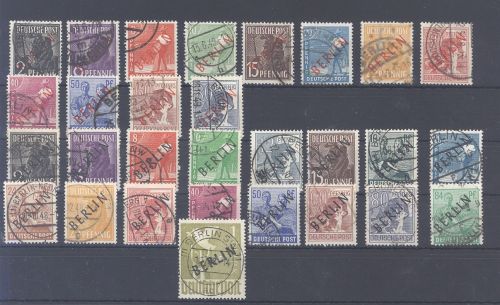 Berlin, gestempelter Posten Rot- und Schwarzaufdrucke auf Steckkarte