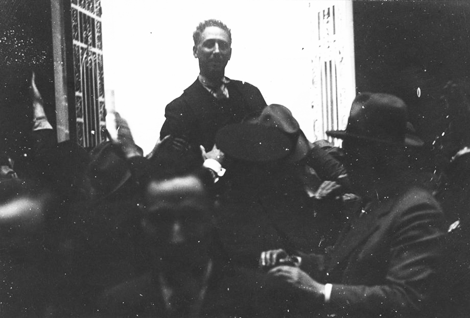 Companys entra a l'Ajuntament de Barcelona a espatlles de la gent després d'haver guanyat les eleccions | 1931
