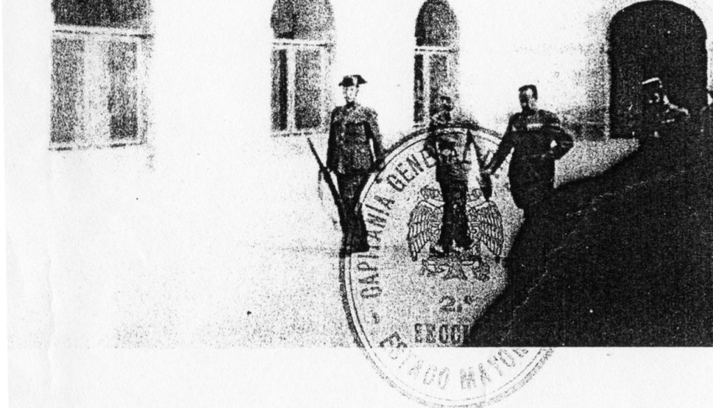 Història d’un partit  Veure totes les etapes Salvaguardar les institucions Primer tret de sortida de la creació d'una nova força política transversal, de masses i hegemònica pràcticament des del seu naixement. Afusellament del president Companys Consumada la desfeta republicana a la Guerra Civil, el president de la Generalitat, Lluís Companys, s’exilia a França el gener de 1939. L’agost de 1940 és detingut i extradit. El 3 d’octubre el traslladen al castell de Montjuïc de Barcelona per ser sotmès a un Consell de Guerra sumaríssim per rebel·lió militar, un judici ple d’irregularitats. La sentència a mort és inevitable i el 15 d’octubre de 1940, al fossar de Santa Eulàlia del Castell de Montjuïc, el president Companys és afusellat. Anvers carta abans de ser executat | 15 d’octubre de 1940 - fossar de Santa Eulàlia del Castell de Montjuïc. Revers carta abans de ser executat | 15 d’octubre de 1940 - fossar de Santa Eulàlia del Castell de Montjuïc. Per Catalunya i el que representa de Pau, Justícia i Amor Lluís Companys | President de la Generalitat de Catalunya Darrera fotografia del President Lluís Companys abans de ser afusellat | 1940