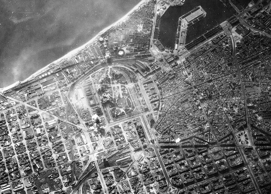 Imatge aèria de Barcelona bombardejada | 1938
