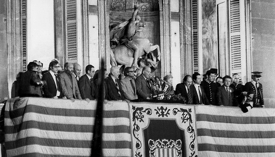 El president de la Generalitat a l’exili Josep Tarradellas puja al balcó de Palau i diu: “Ciutadans de Catalunya, ja sóc aquí” | 23 d'octubre de 1977
