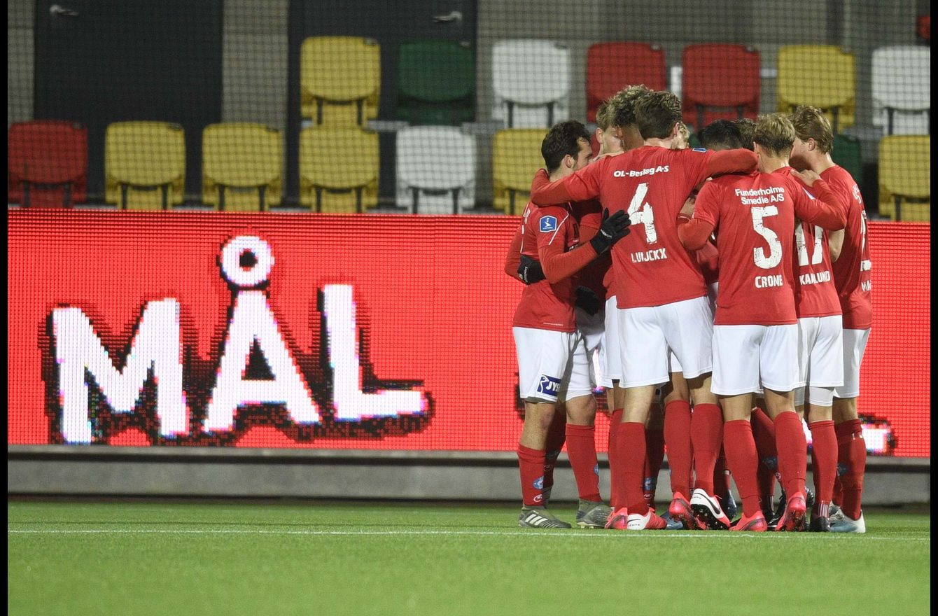 Силькеборг агф орхус. Орхус (футбольный клуб). Силькеборг. Орхус (футбольный клуб). Фк силькеборг эмблема клуба.