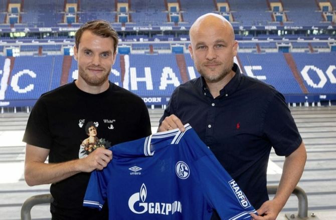 International -Schalke lejer venstreback hos AZ