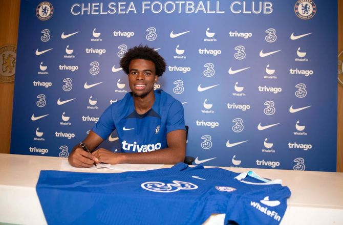Premier League -Officielt: Engelsk stortalent får seks år i Chelsea