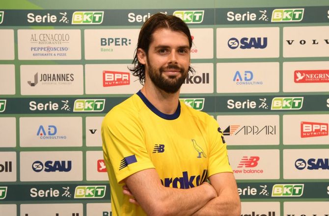 Serie B -Modena med defensiv indsprøjtning - snupper tidl. Milan-midt