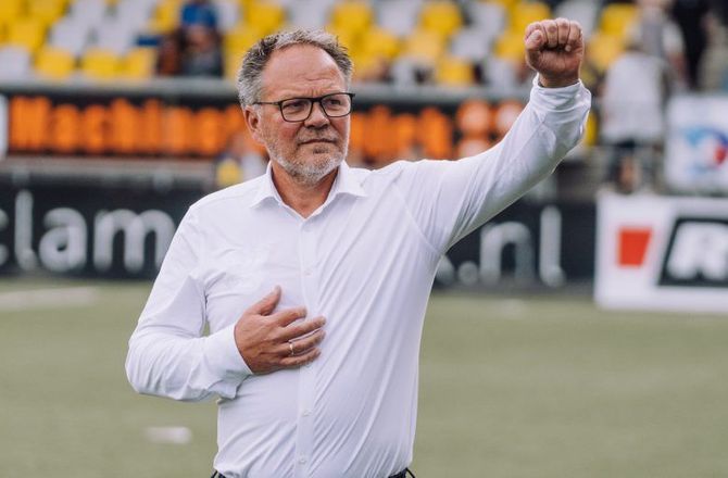 Æresdivisionen -Hollandsk Cambuur-træner trækker sig på grund af sygdom