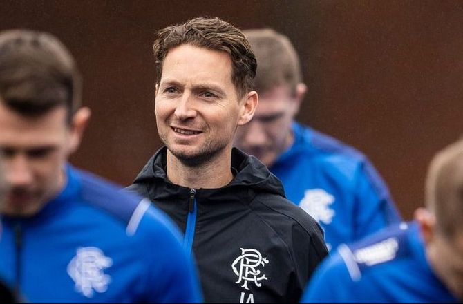 Premiership -Rangers snupper træner i Liverpool