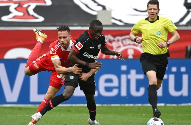Bundesliga -Moussa Diaby overvejer Leverkusen-exit