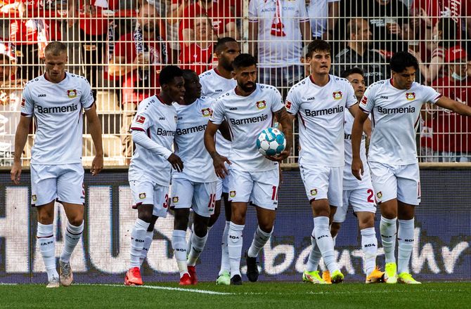 Bundesliga -Leverkusen røg til tops efter to selvmål