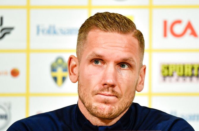 International -Rygtetid: Robin Olsen er enig med Aston Villa