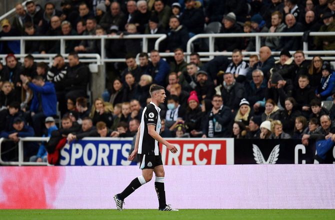 Premier League -Udvist efter 9 min: Shelvey forsvarer Clark