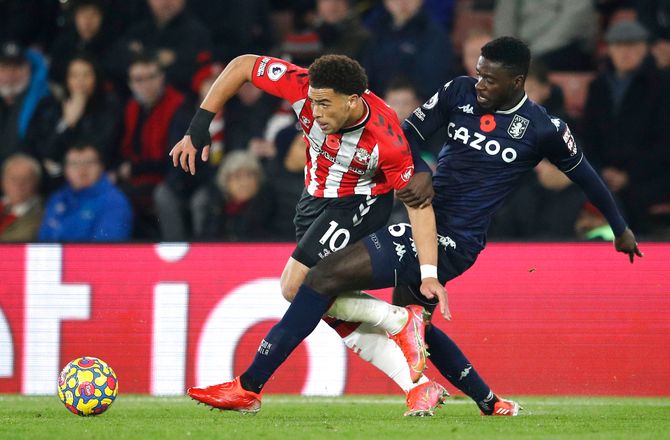 International -Medie: Napoli snupper Villas United-stopper
