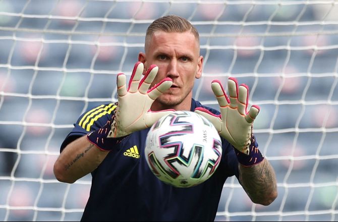 UEFA Nations League B -Robin Olsen med knæsmerter: Ikke noget alvorligt