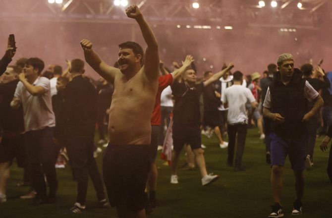 Championship -Sheffield-spiller overfaldet af Forest-fan