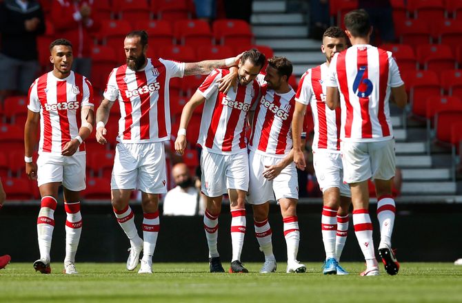 Championship -Stoke fyrer chefen efter skidt start