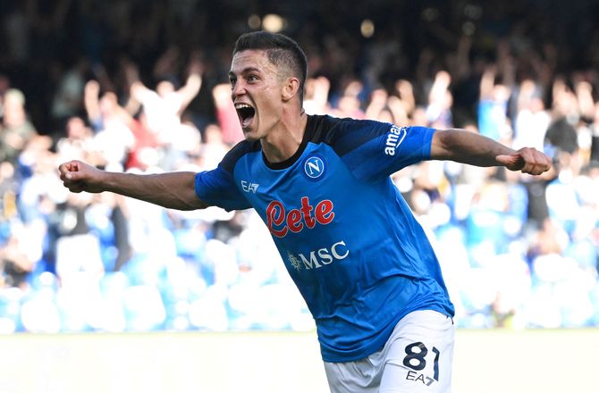 Serie A -Sen Raspadori-scoring sendte Napoli til tops i Serie A