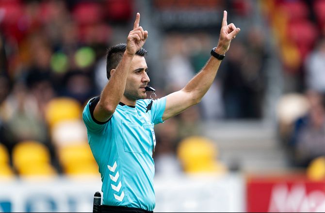 3F Superliga -VAR-chef forklarer kontroversielt straffe til FCM