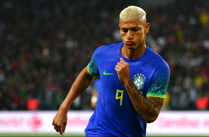 Venskabskampe -Richarlison tosset efter banankast: Find ham, straf ham