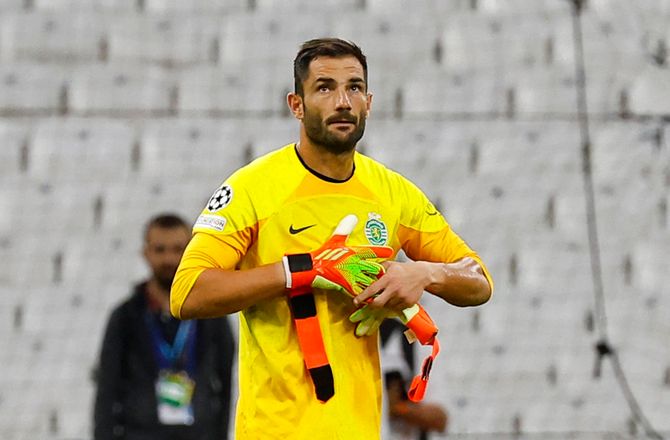 CL -Sporting-keeper får rødt - tager med hænder uden for feltet