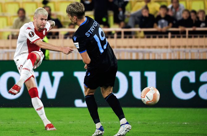 International -Stryger Larsen og co. fik stryg i Monaco efter rødt kort