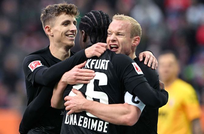 Bundesliga -Lindstrøm og co. vendte chokstart til sejr i danskerduel