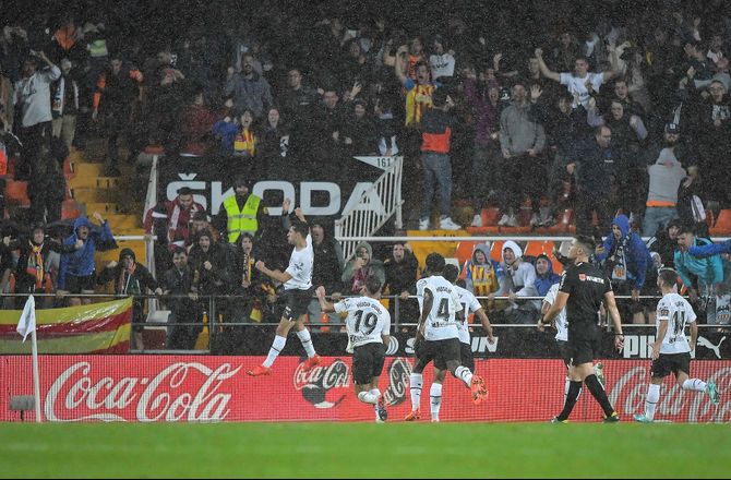 La Liga -En halv time i overtal sikrede Valencia overbevisende sejr