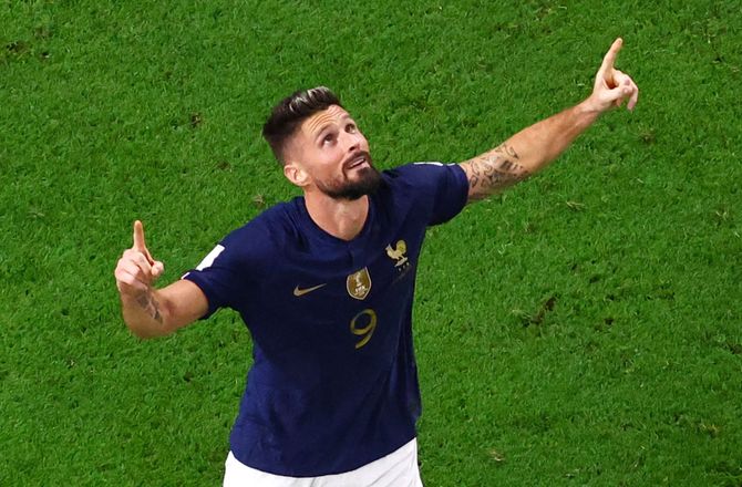 VM -Giroud er tæt på at slå Henrys rekord: Han skriver når jeg scorer