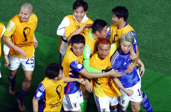 VM -Japan skifter fem spillere mod Costa Rica - Oviedo får genvalg