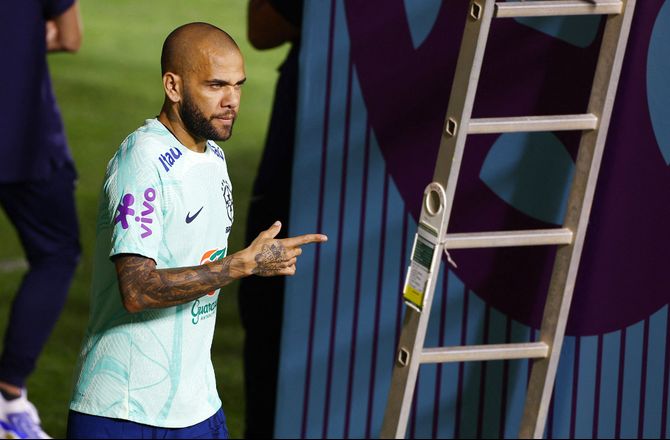 VM -39-årige Dani Alves er til VM: Kommer nok ikke med næste gang
