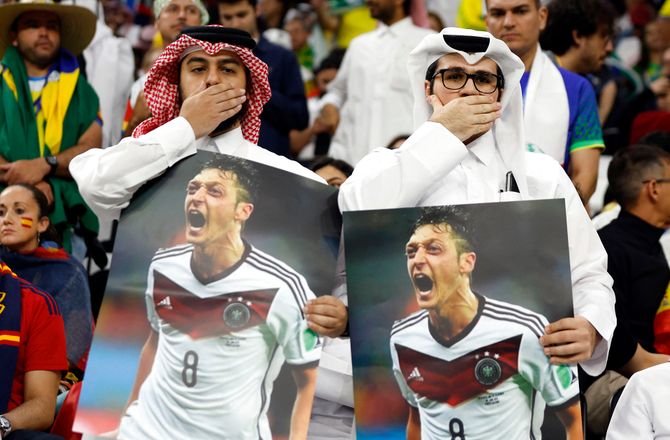 VM -Qatar-fans tager pis på Tyskland med Özil-billede