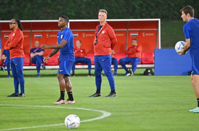 VM -Van Gaal bekræfter: Sygdom i truppen før ottendedelsfinale