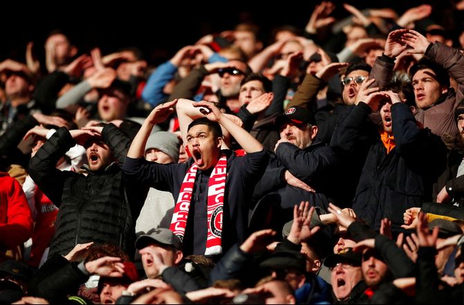 League 1 -Charlton fyrer manager efter seks måneder