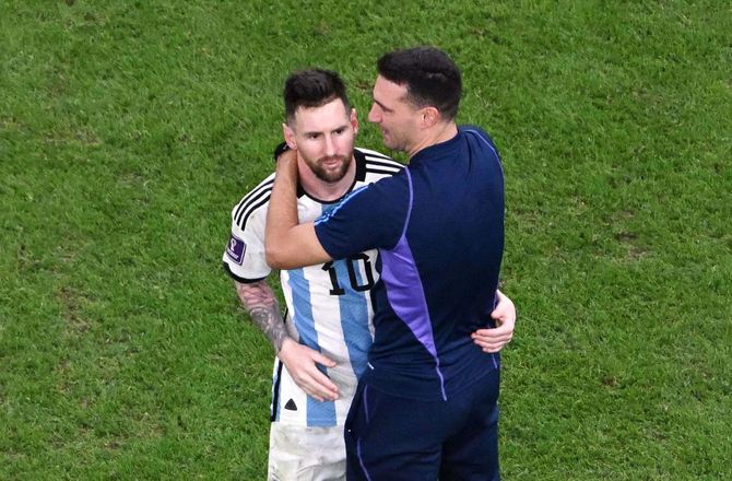 VM -Tosset Messi til Holland-profil: Hvad glor du på, idiot?