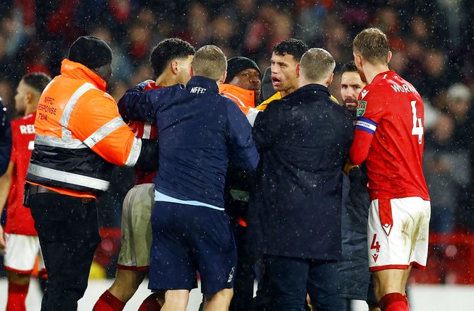 Carabao Cup -Wolves og Forest tildelt bøder for klammeri i Carabao Cuppen