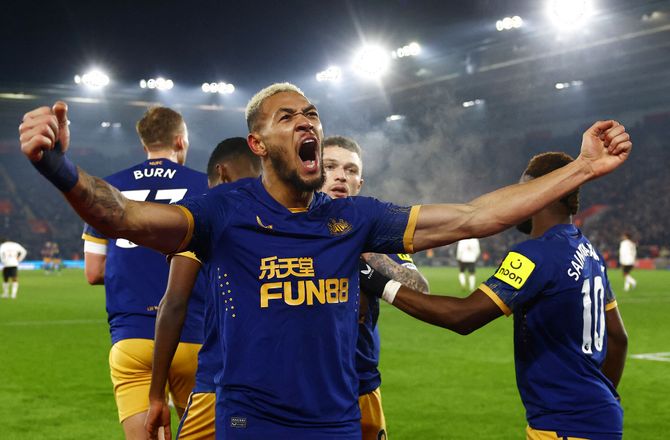 Carabao Cup -Rødt kort og annullerede mål - Newcastle tog første stik i semifinale