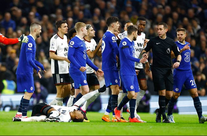 Premier League -Fulham får bøde for at omringe dommeren mod Chelsea